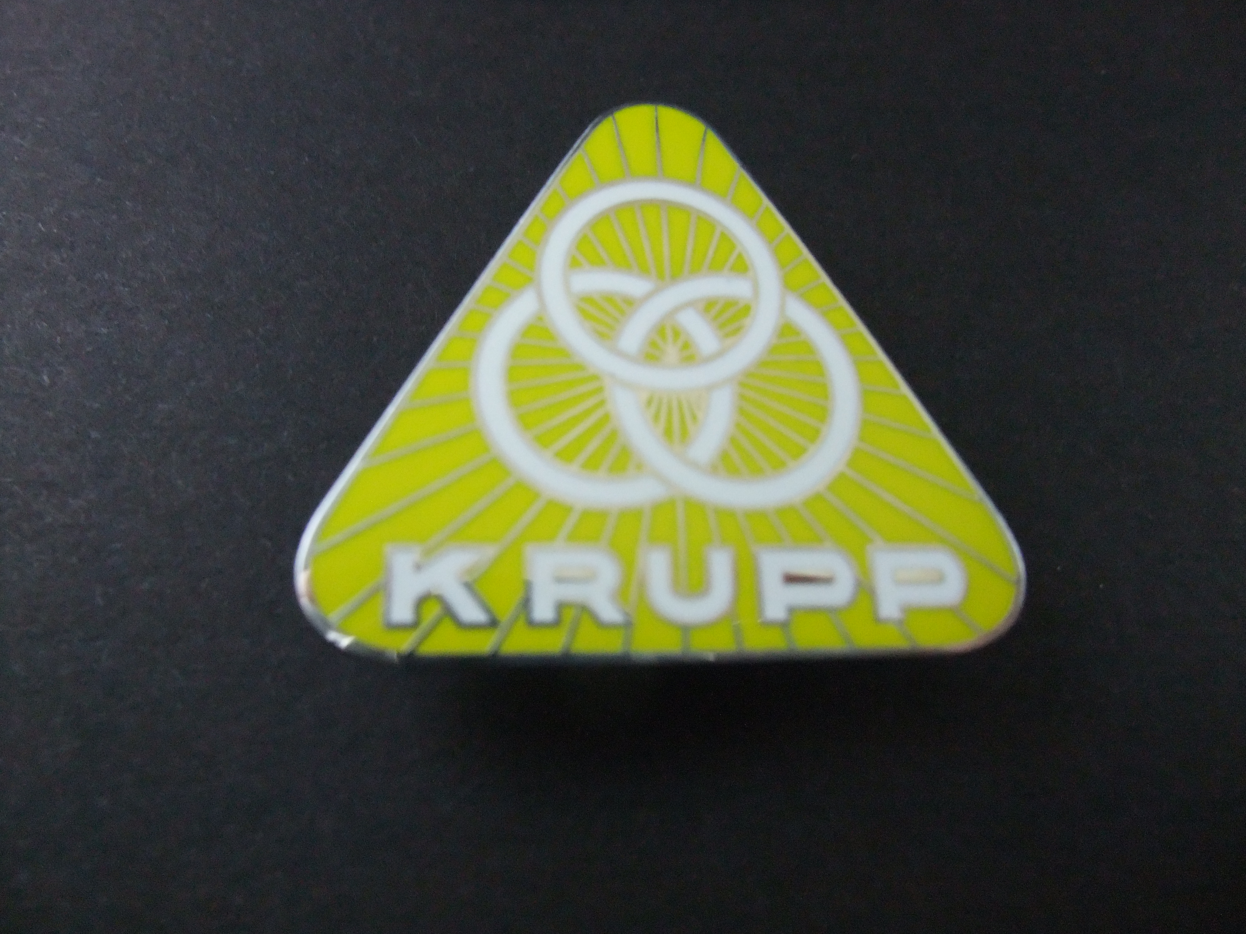 Krupp vrachtwagens -staal- en wapenbedrijf, logo geel